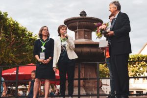 v.l. Nicole Ruppert (Künstlerische Leitung), m. Heike Leupold und r. Bürgermeister Jürgen Daul bei der Preisverleihung
